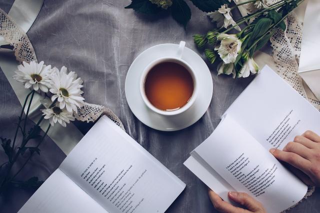 Buch mit Tee und Blumen