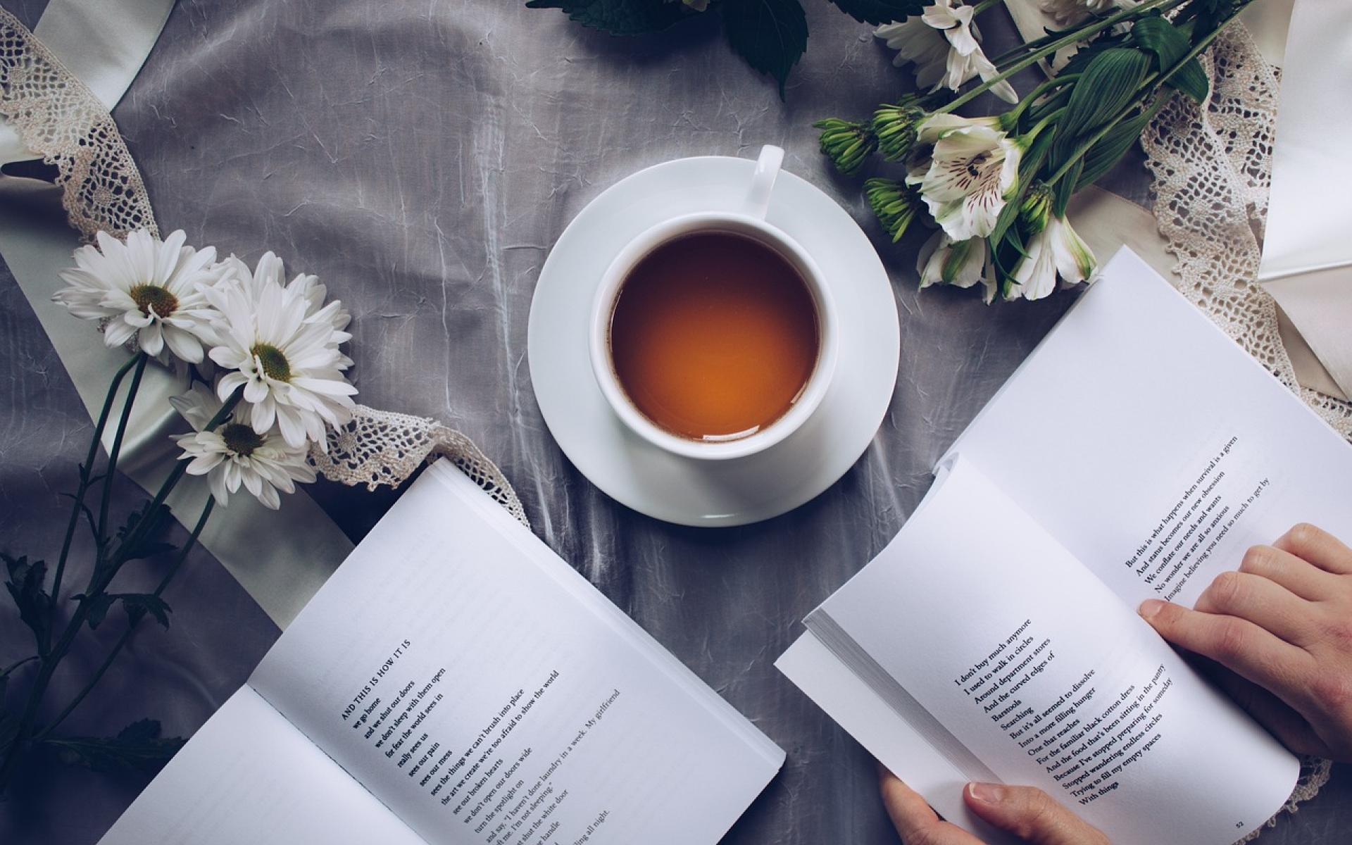 Buch mit Tee und Blumen